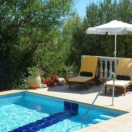 Sleeps 4 Karavádhos