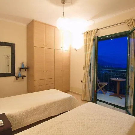 Sleeps 4 Karavádhos