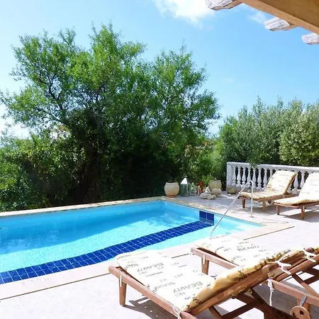 Sleeps 4 Villa Karavádhos