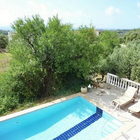 Sleeps 4 Karavádhos